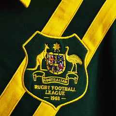 Maglia polo rugby vintage Australia verde con stemma ricamato e dettagli gialli.