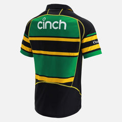 Maglia da rugby casalinga dei Northampton Saints M21: maglia da rugby a righe nere, verdi e oro, vista posteriore. Logo dello sponsor Cinch.