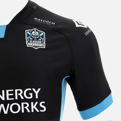 Maglia da rugby replica per bambini dei Glasgow Warriors: maglia replica Pro nera con dettagli azzurri, stemma della squadra e loghi degli sponsor.