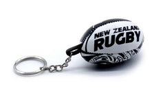 Portachiavi a forma di palla da rugby Nuova Zelanda, bianco e nero, con anello.