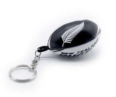 Portachiavi a forma di pallone da rugby nero e bianco, con logo Nuova Zelanda.