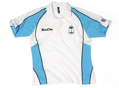 Polo Kooga bianca e azzurra Fiji con logo, perfetta per il tempo libero.