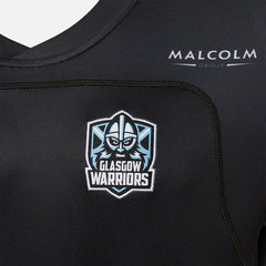 Maglia da rugby home Glasgow Warriors nera con stemma squadra.