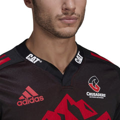 Maglia da rugby Crusaders Home 2022 Adidas nera con dettagli rossi e logo CAT.