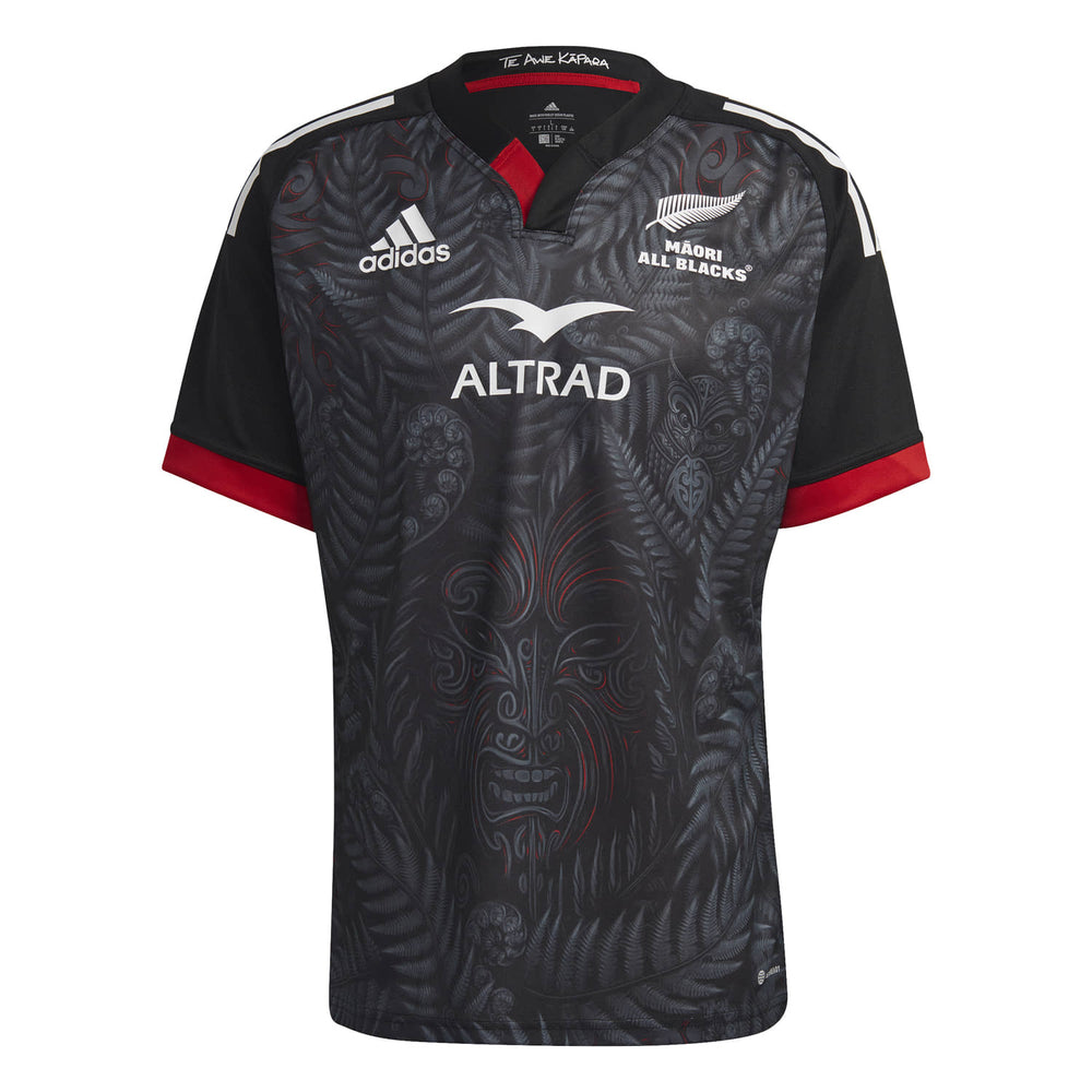 Maglia rugby all blacks maori home replica: maglia da rugby nera con design Maori All Blacks, dettagli rossi e motivo a felce.