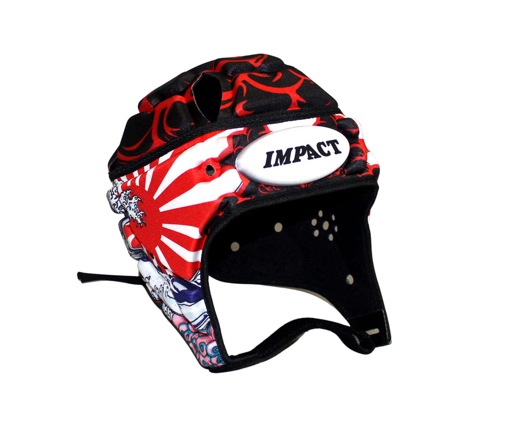 Caschetto Impact Rugby Japan Wave: casco da rugby rosso e nero con motivo a onde giapponesi, protezione dagli urti e cinturino regolabile.