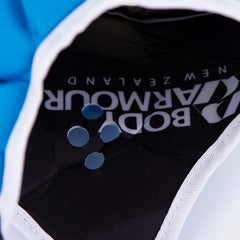 Caschetto Rugby Club Body Armour Mid Blue: primo piano del casco da rugby blu medio con marchio Body Armour e fori di ventilazione.