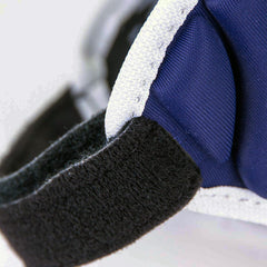 Dettaglio del body armour da rugby Caschetto Club blu con chiusura a velcro.