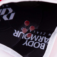 Caschetto Rugby Club Body Armour Rosso: interno del casco da rugby rosso con fori di ventilazione e marchio Body Armour.