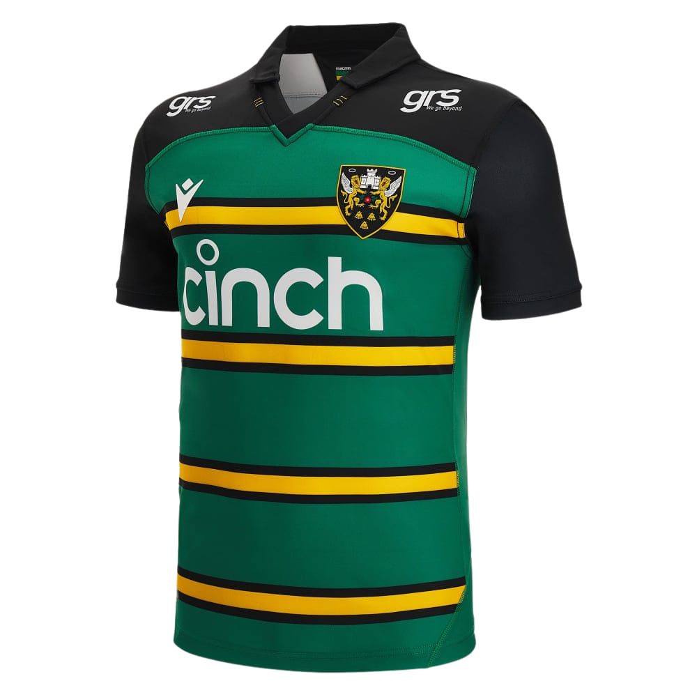 Maglia da rugby casalinga Northampton Saints 2023: maglia da professionista verde con maniche nere e strisce dorate, con logo della squadra e sponsor.