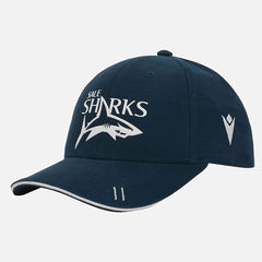 Cappellino da rugby blu navy Sale Sharks con visiera e logo Macron.