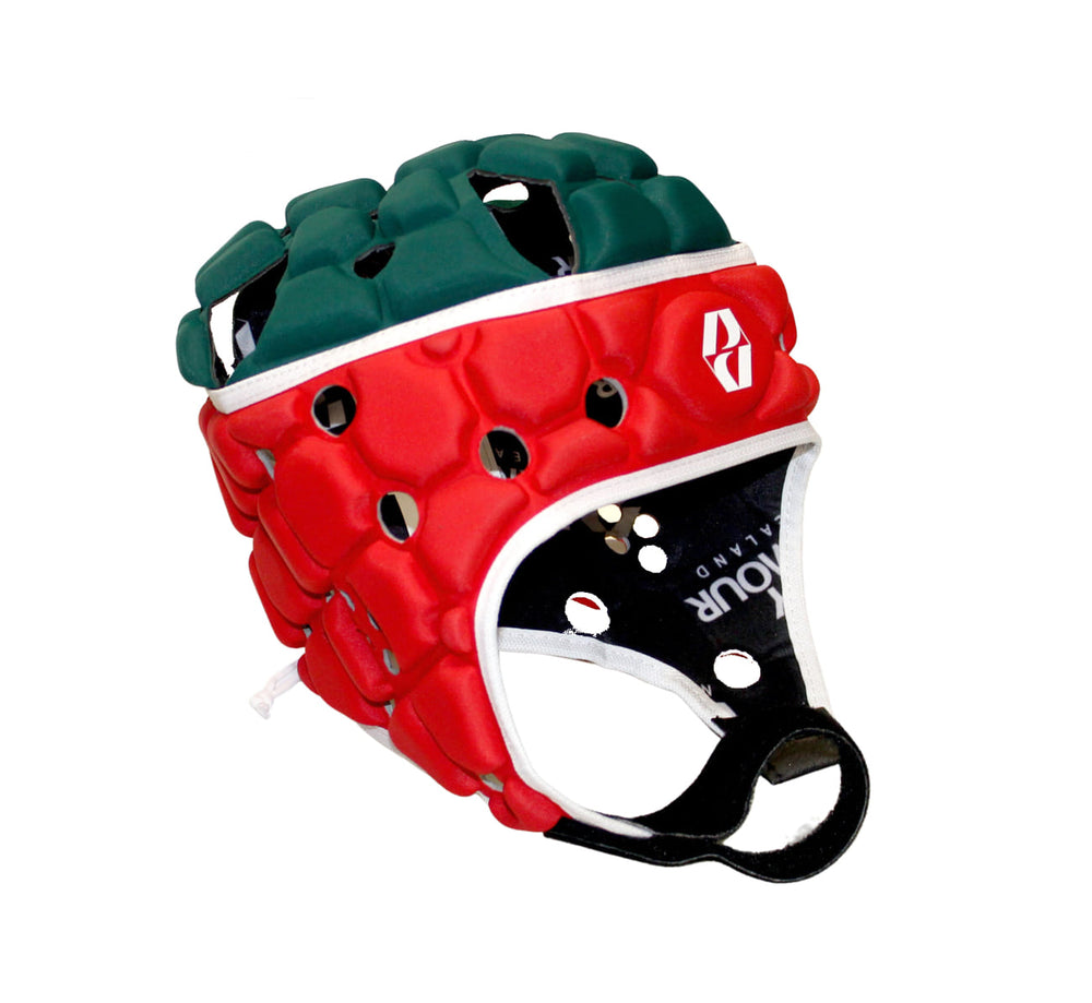 Caschetto da rugby Body Armour rosso e verde con ventilazione.