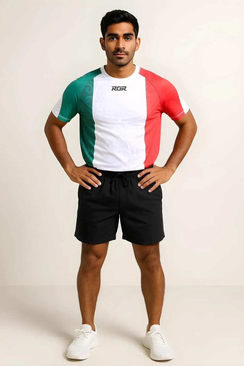 Maglia Rugby RGR da Gioco "GLORY" Muscle Fit: uomo che indossa una maglia da rugby attillata nei colori bianco, rosso e verde, abbinata a pantaloncini sportivi neri.