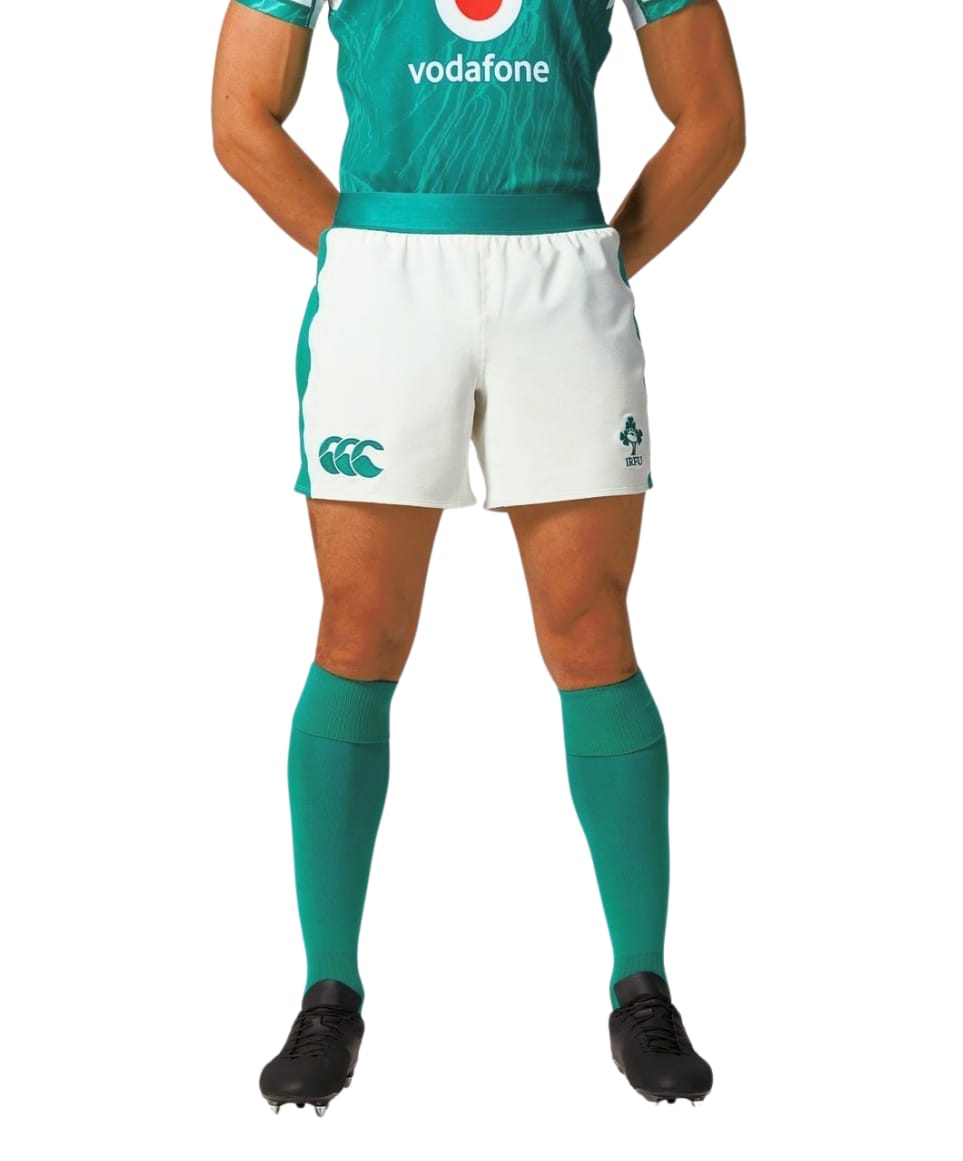 Pantaloncini da rugby Irlanda Gara Home 2026 in bianco con dettagli verdi.
