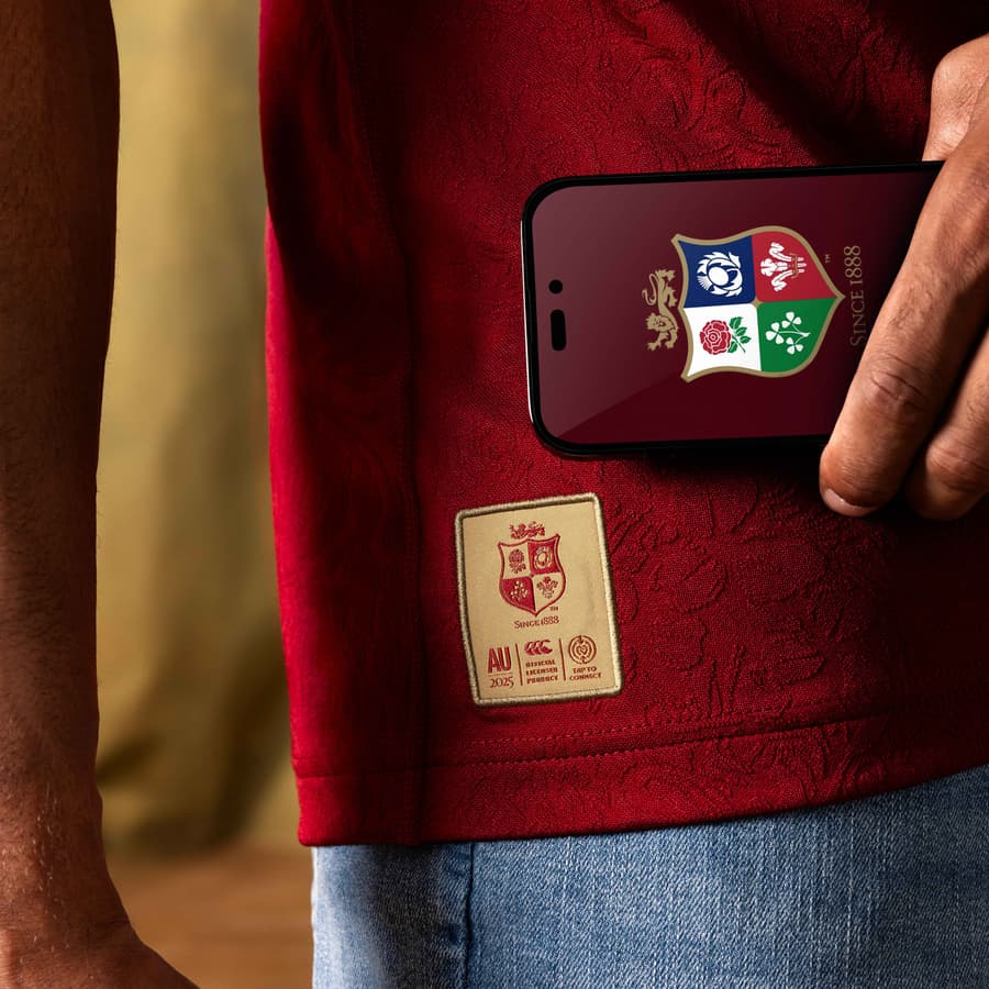 Maglia da rugby replica dei British & Irish Lions: maglia rossa con logo della squadra, dettagli ricamati e toppa commemorativa.