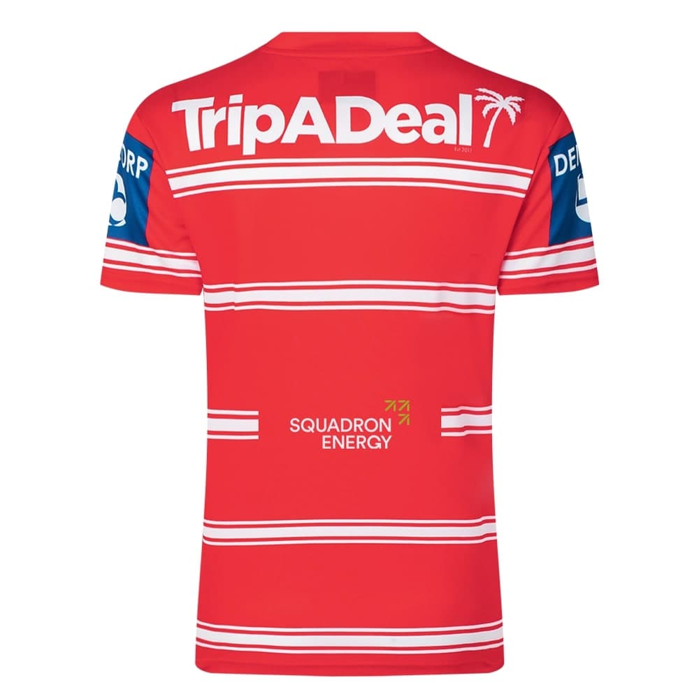 Maglia alternativa della NRL dei St. George Dragons: maglia da rugby a righe rosse e bianche con i loghi degli sponsor TripADeal e Squadron Energy.