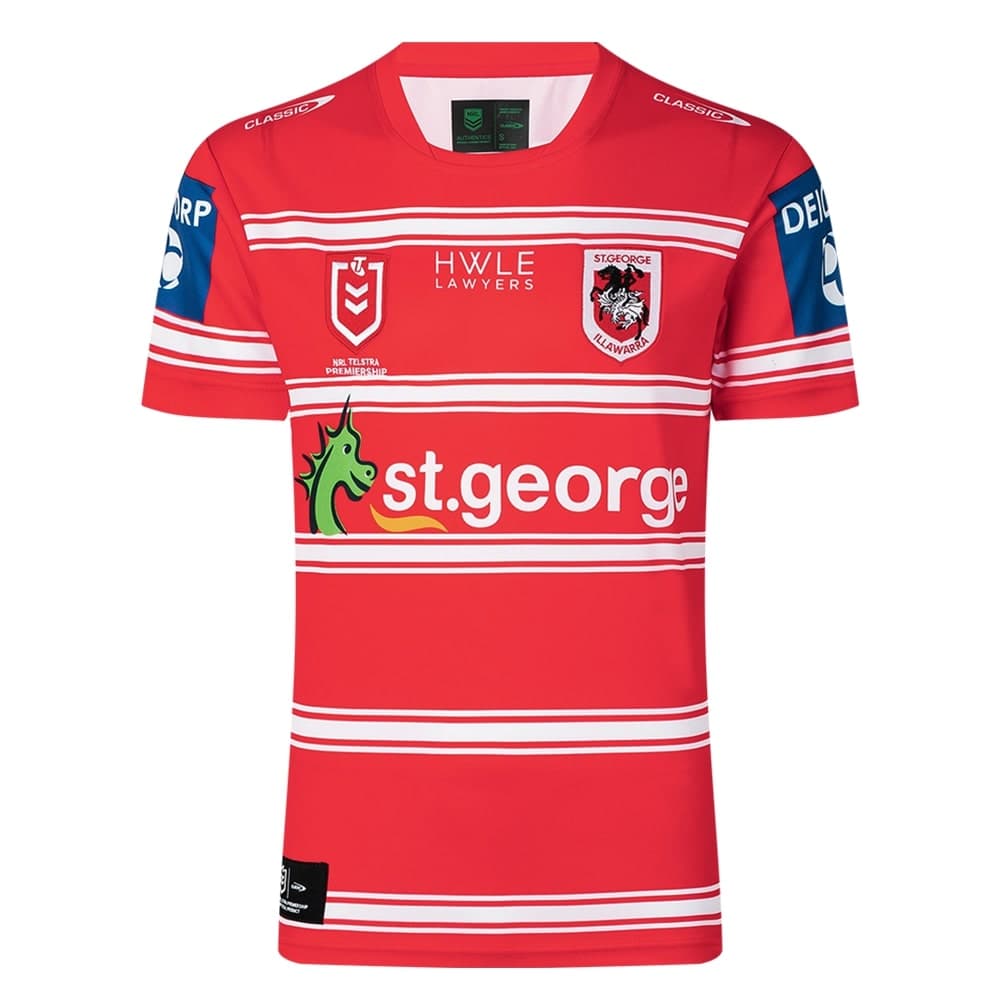 Maglia alternativa NRL dei St.George Dragons: maglia rossa da rugby league con strisce bianche, logo della squadra e loghi degli sponsor.