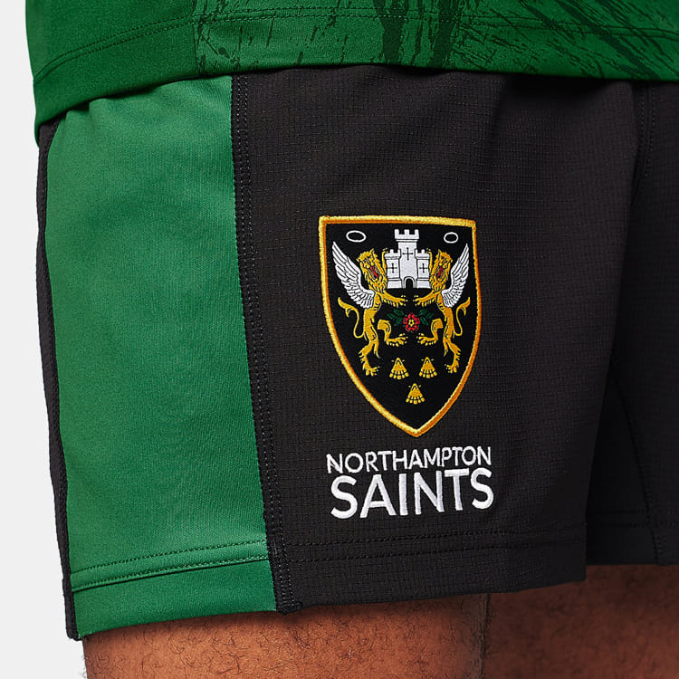 Pantaloncini da rugby da allenamento Northampton Saints ragazzo 2023 neri e verdi con stemma.