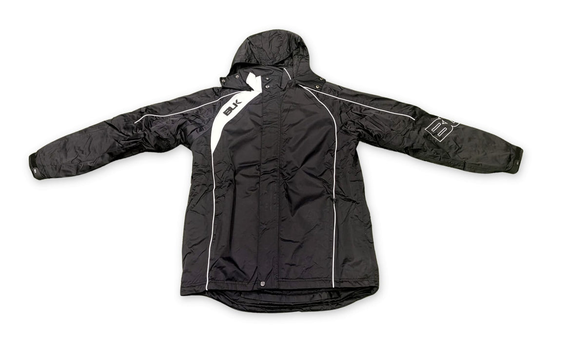 Giacca invernale nera BLK da uomo, con cappuccio e dettagli bianchi.