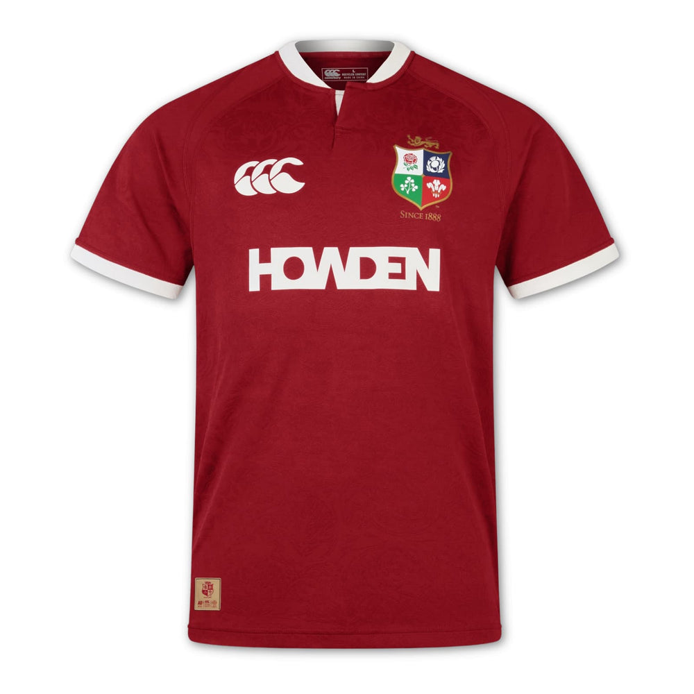 Maglia da rugby per bambini dei British & Irish Lions: replica rossa della maglia casalinga con dettagli bianchi, stemma ufficiale dei Lions e logo dello sponsor Howden.