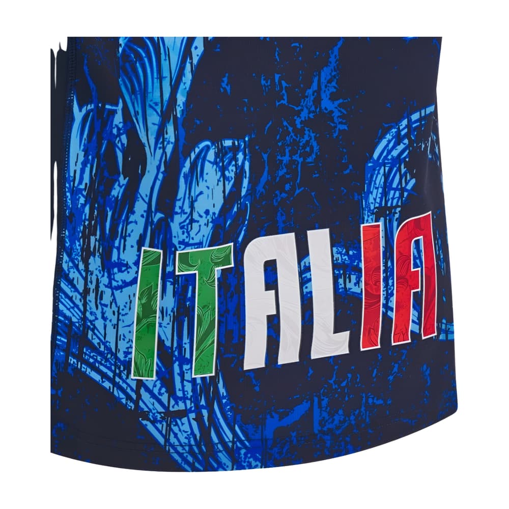 Maglia Rugby Italia Training allenamento 2025: Maglia da allenamento rugby blu navy dell'Italia, collezione 2025, con stampa grafica astratta e scritta "ITALIA" nei colori della bandiera italiana.