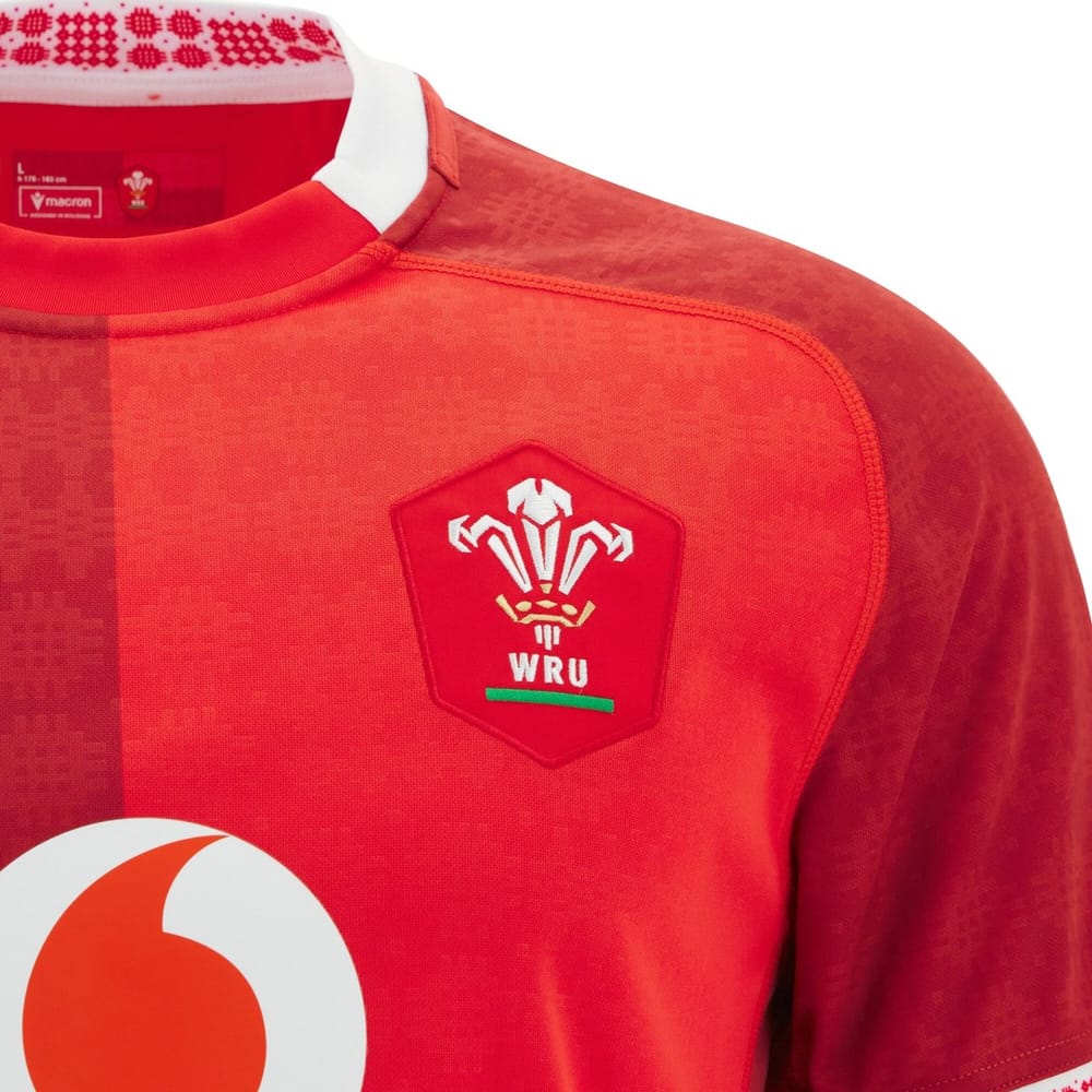 Maglia da rugby Galles 2026 home Macron rossa con stemma WRU.