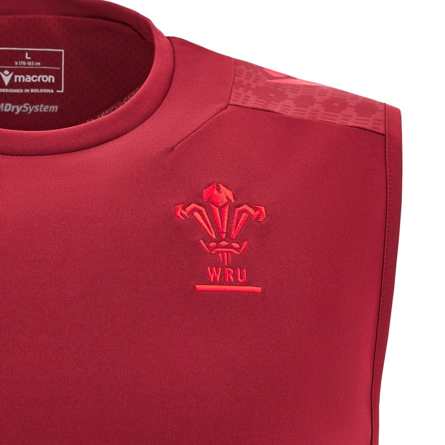 Maglia rugby Macron training Galles 2026, smanicata, rosso profondo, con stemma WRU.