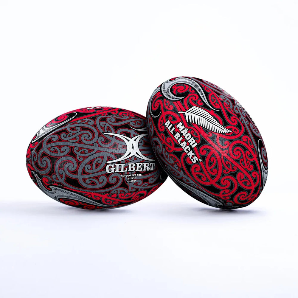 Pallone da rugby Gilbert All Blacks Maori Supporter 2026 rosso e nero con design tribale.