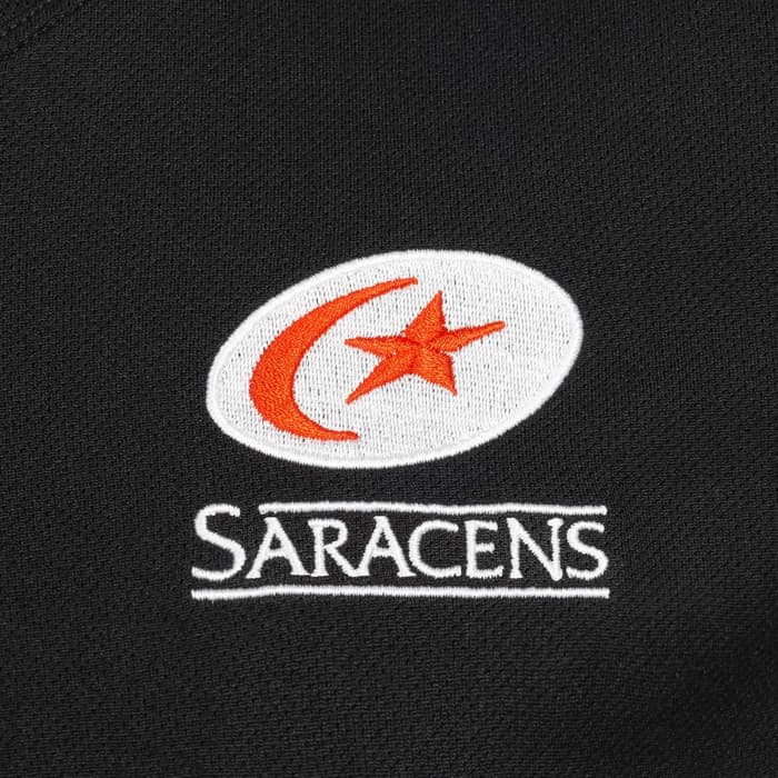 Maglia da rugby ufficiale Nike Saracens per bambini: maglia nera con logo Saracens ricamato