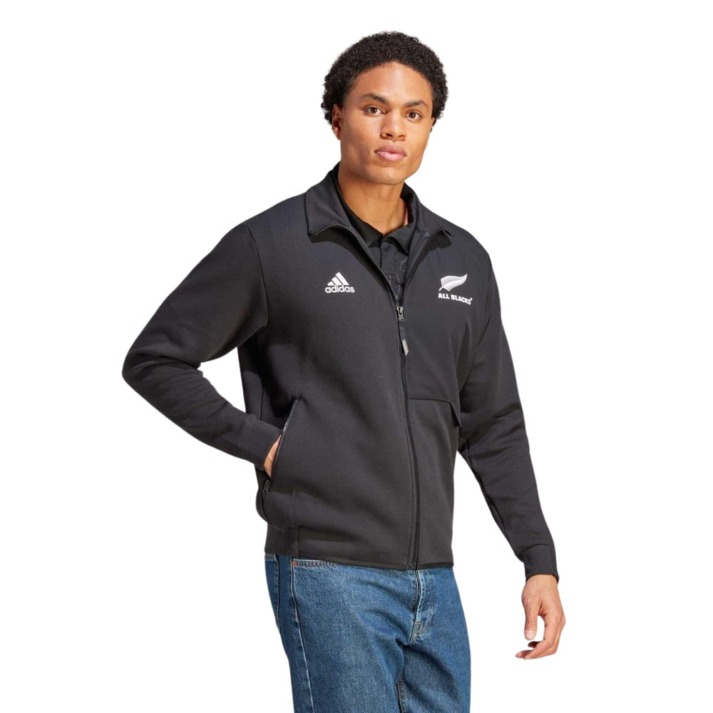 Giacca da rugby Adidas All Blacks Anthem: giacca nera con cerniera e loghi Adidas e All Blacks.