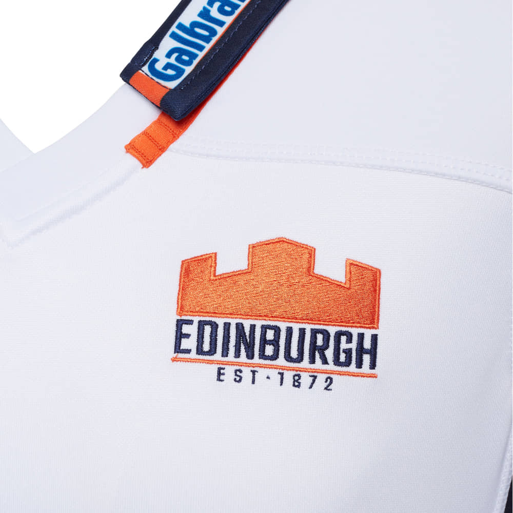 Maglia da trasferta autentica dell'Edinburgh Rugby: maglia da rugby bianca con logo del castello di Edimburgo ricamato e dettagli dello sponsor.