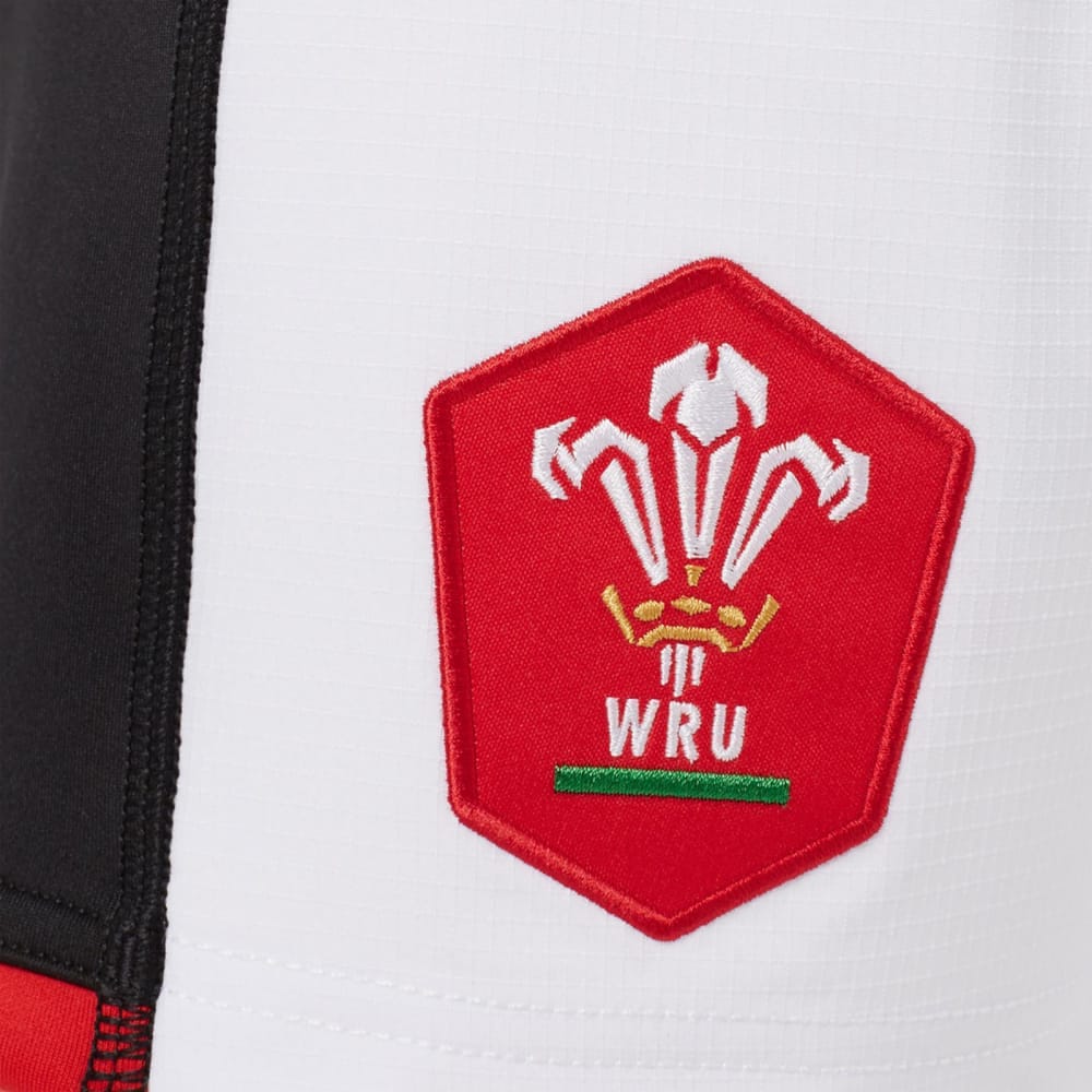 Pantaloncini Rugby Galles M21 Away Bianco: pantaloncini da rugby bianchi da uomo con il logo della Welsh Rugby Union (WRU). Parte della divisa da trasferta.