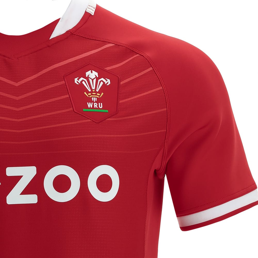 Maglia da rugby casalinga Macron Wales 2023: autentica maglia da rugby rossa gallese con logo della squadra e sponsor "Zoo".