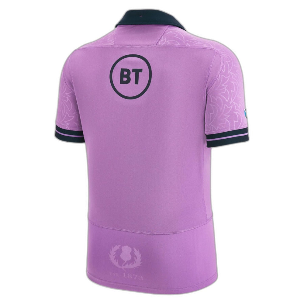 Maglia da trasferta della Scozia Rugby 2022/23: viola, vista posteriore, logo BT, stemma della Scozia.
