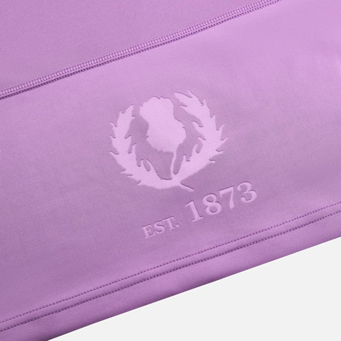 Maglia da trasferta della Scozia Rugby 2022/23: maglia viola con il logo del cardo scozzese e la scritta "Est. 1873"