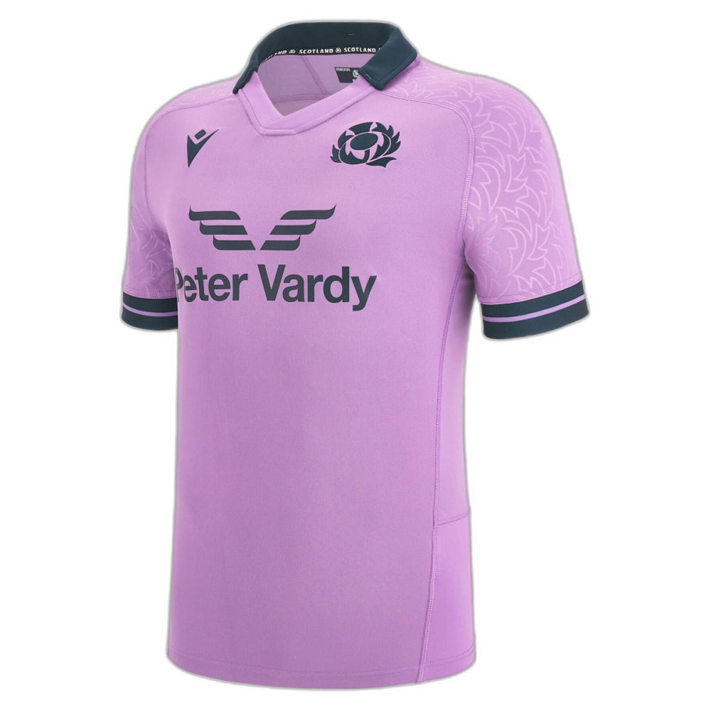 Maglia Rugby Scozia Away 2022/2023: Maglia viola da rugby della Scozia, con logo della squadra e sponsor Peter Vardy.
