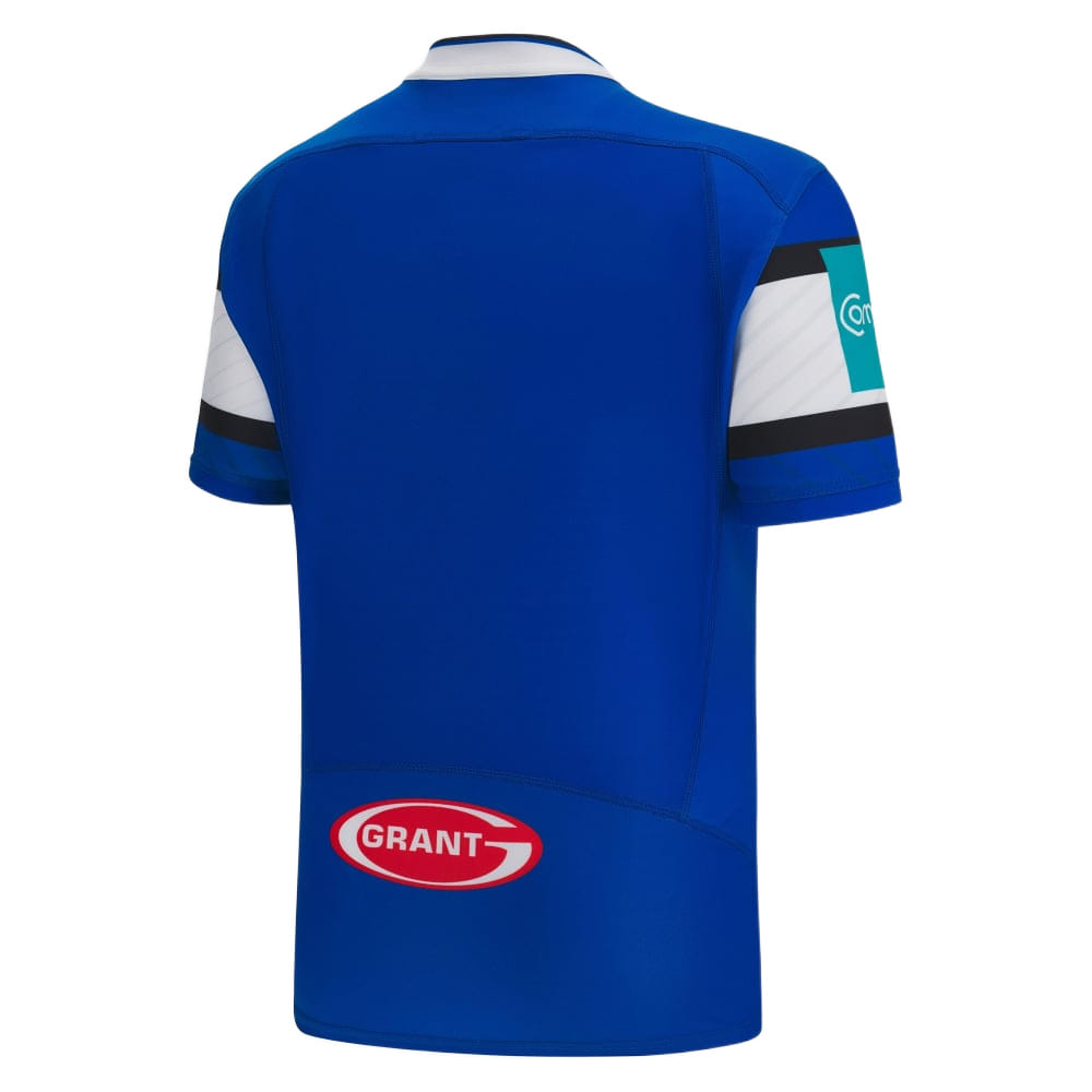 Maglia da rugby Bath Rugby 2023 Home Pro: maglia da rugby blu con dettagli bianchi e neri sulle maniche. Logo Grant sul retro.