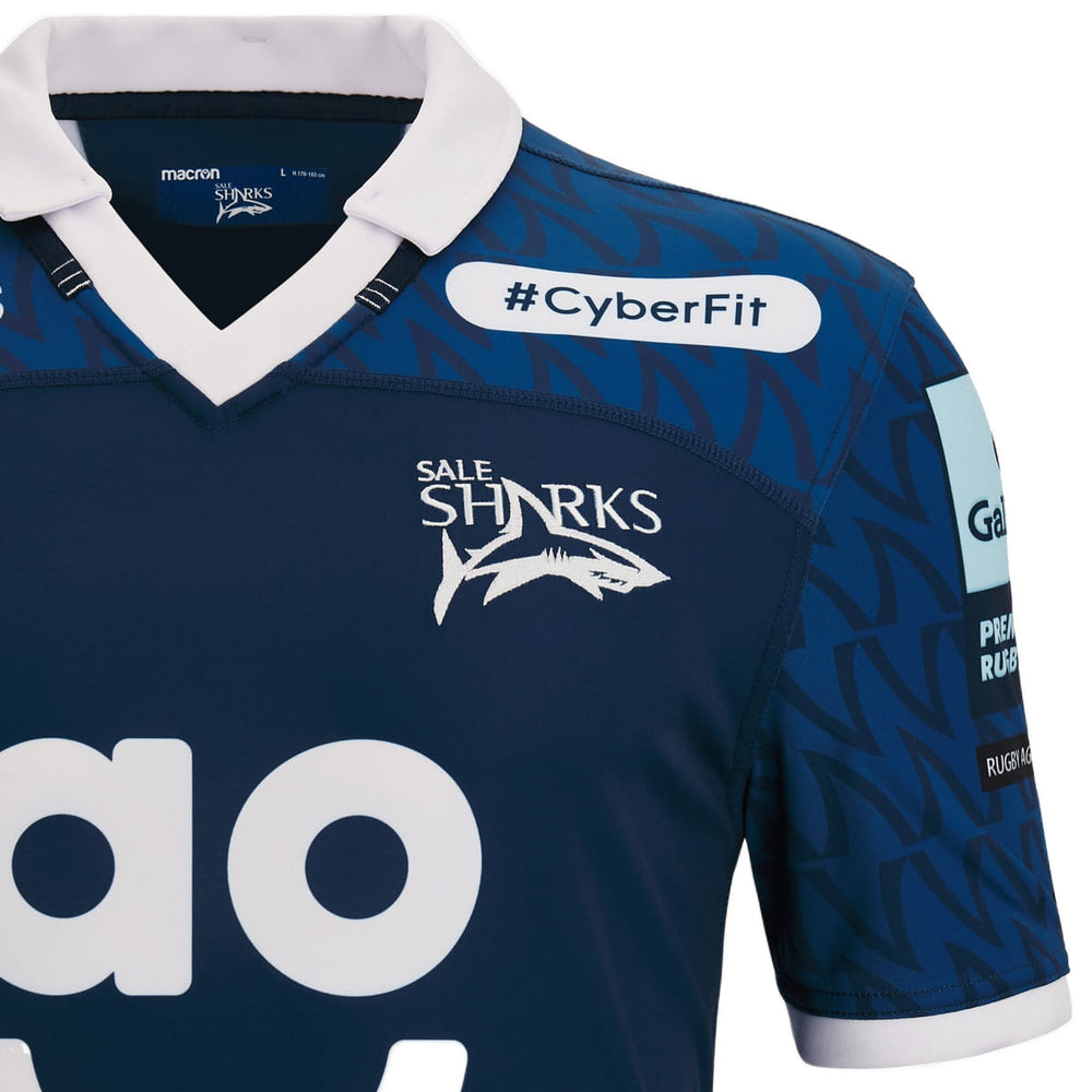 Maglia da rugby Sale Sharks Home 2023: maglia ufficiale Macron con logo Sale Sharks e marchio dello sponsor. Design dettagliato.