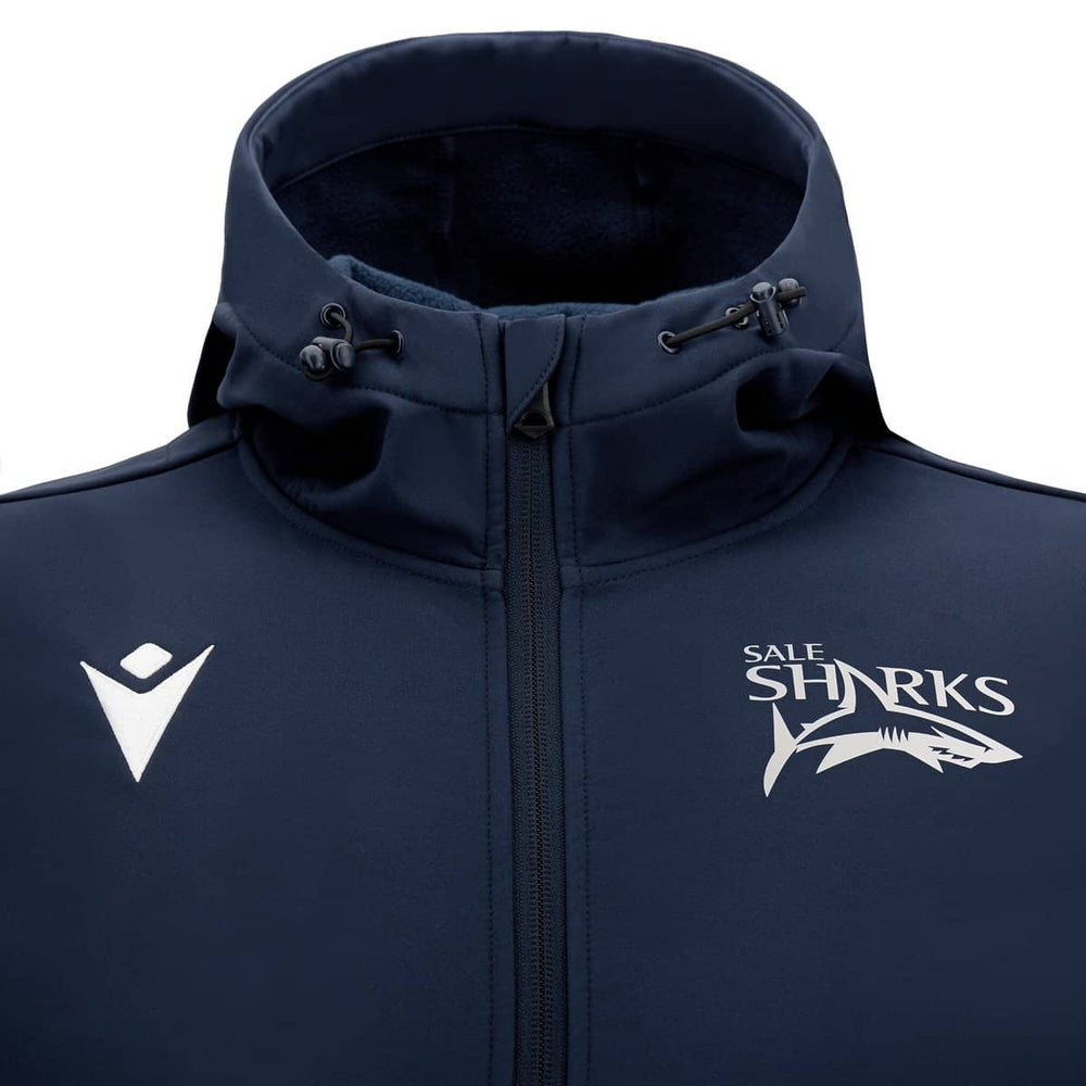 Giacca softshell blu navy da rugby Sale Sharks 2022-23 con logo Macron.