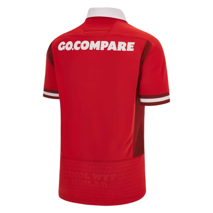 Maglia replica casalinga Macron Wales Rugby 2024: rossa, vista posteriore, con logo dello sponsor Go Compare.