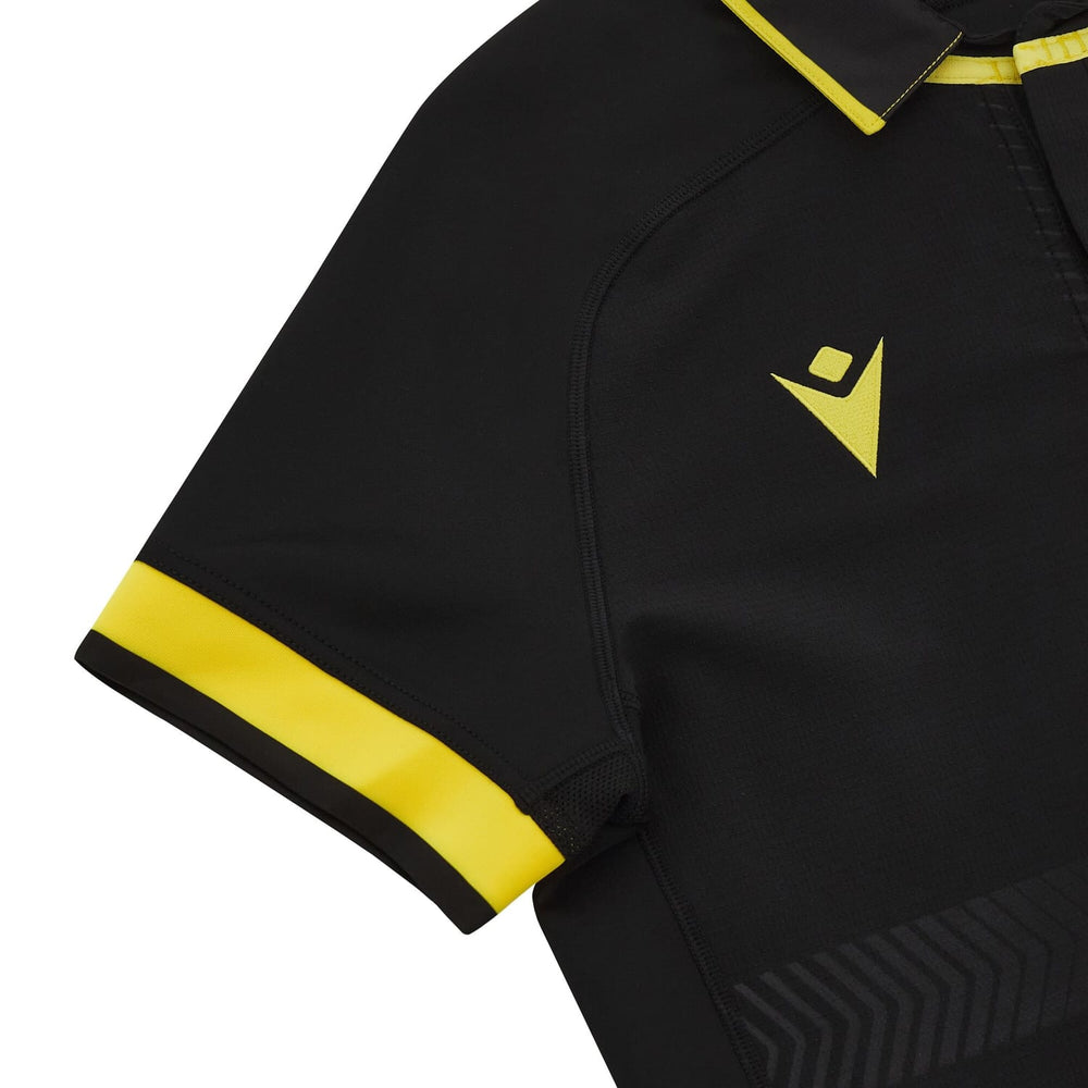 Maglia rugby Galles M24 Away nera Macron con dettagli gialli su maniche e colletto.
