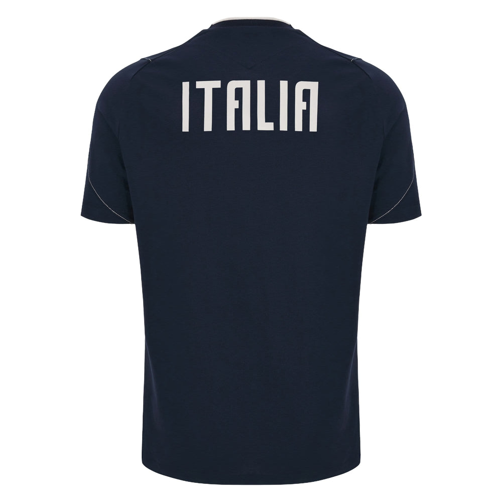 T-shirt Macron Italia Rugby FIR Travel: maglietta a maniche corte in policotone blu navy con stampa "ITALIA" sul retro.