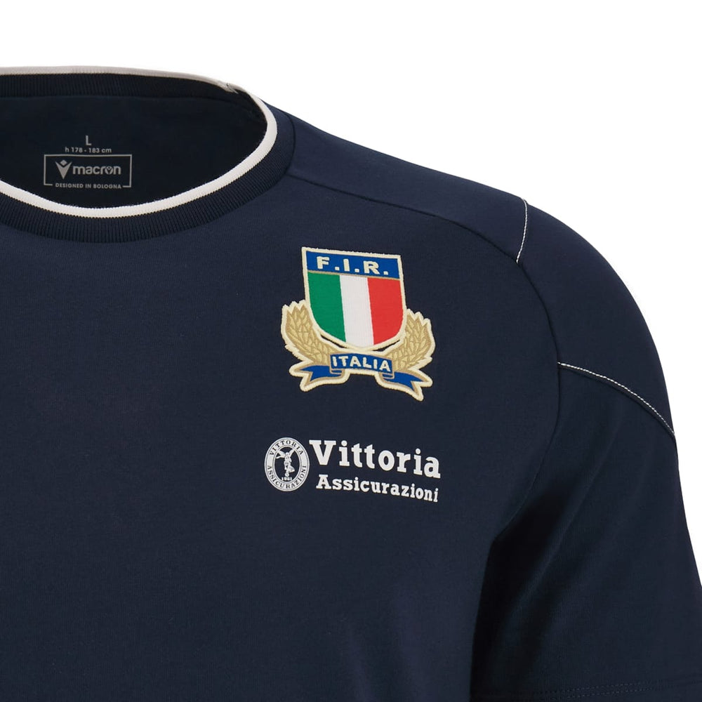 T-shirt Macron Italia Rugby FIR Travel: maglia in policotone blu navy con loghi ufficiali FIR e Vittoria Assicurazioni.