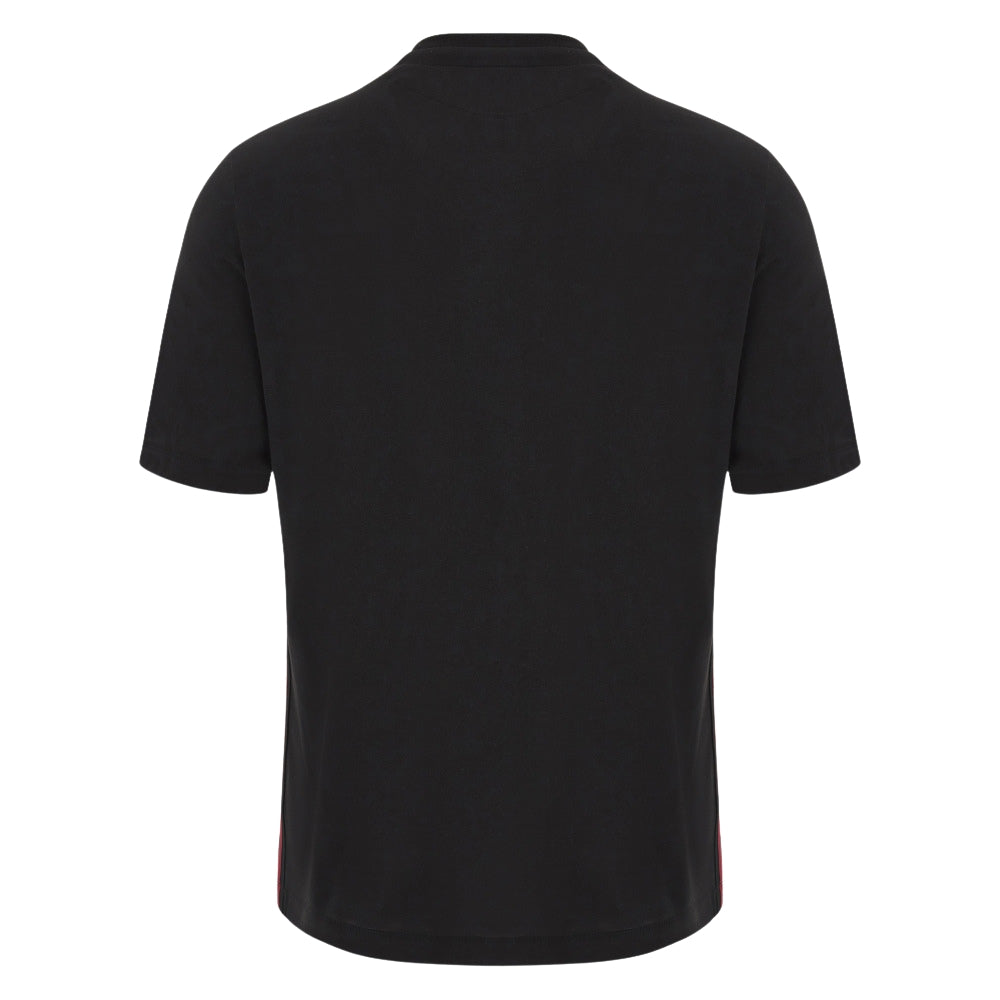 T-shirt rugby Galles Travel cotone nera, dettaglio banda rossa laterale.