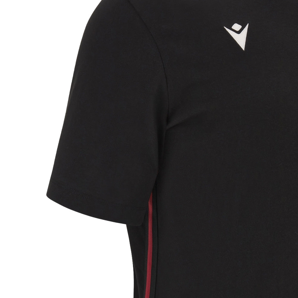 T-shirt rugby Galles Travel Macron nera in cotone, dettaglio logo.