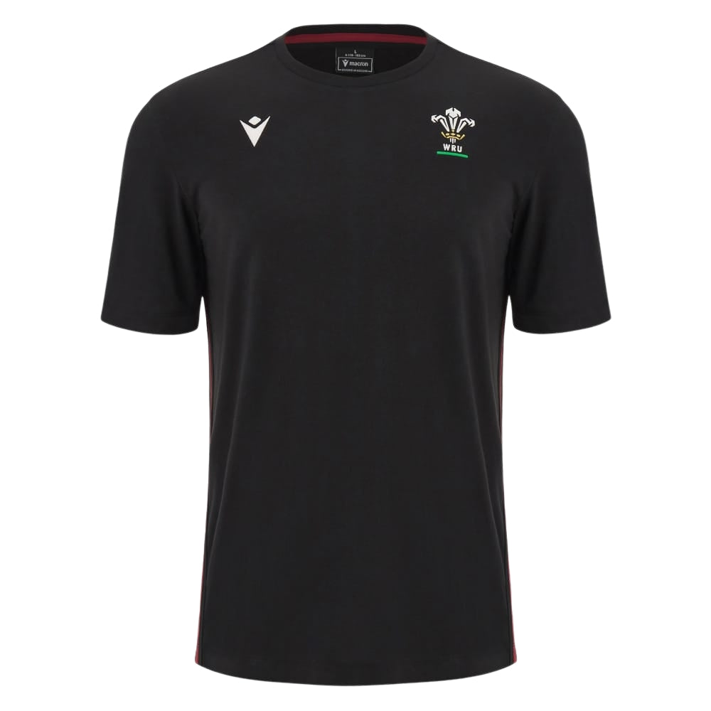 T-shirt da rugby Macron Galles Travel M23-24 in cotone nero con stemma ricamato.