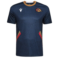 Maglia training Macron Dragons Catalans blu con dettagli rossi e oro.
