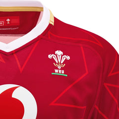 Maglia da rugby Galles 2026: Maglia rossa da rugby Galles 2026 Pathway Home, con logo WRU e design dettagliato.