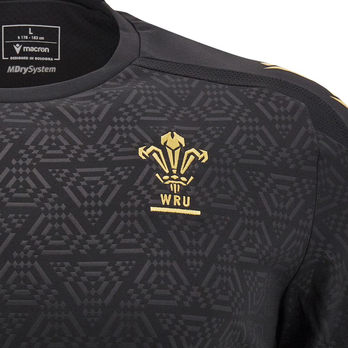 Maglia rugby Galles allenamento 2025 Total Black: Maglia da allenamento rugby nera del Galles con logo e dettagli WRU dorati.