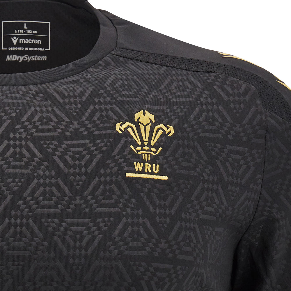 Maglia rugby Galles allenamento 2025 Total Black: Maglia da allenamento rugby nera del Galles con logo e dettagli WRU dorati.
